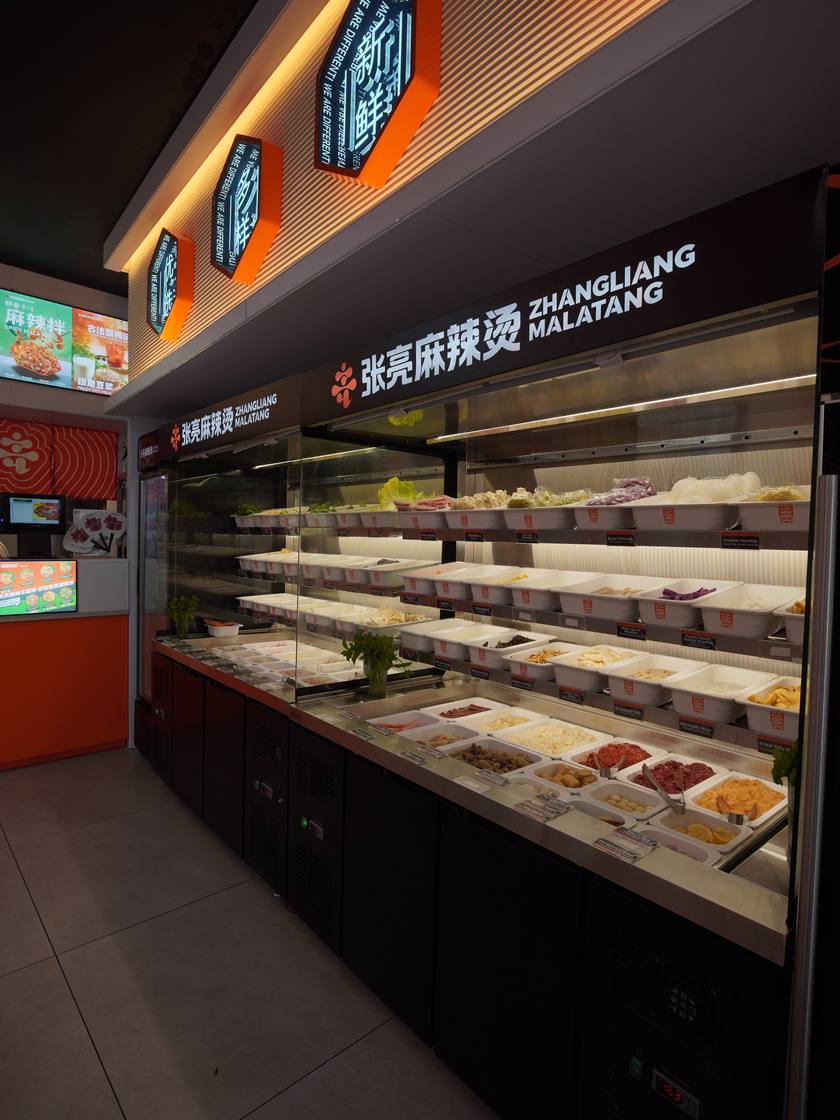 Le comptoir en libre-service en enfilade, sous l'enseigne Zhangliang Malatang.